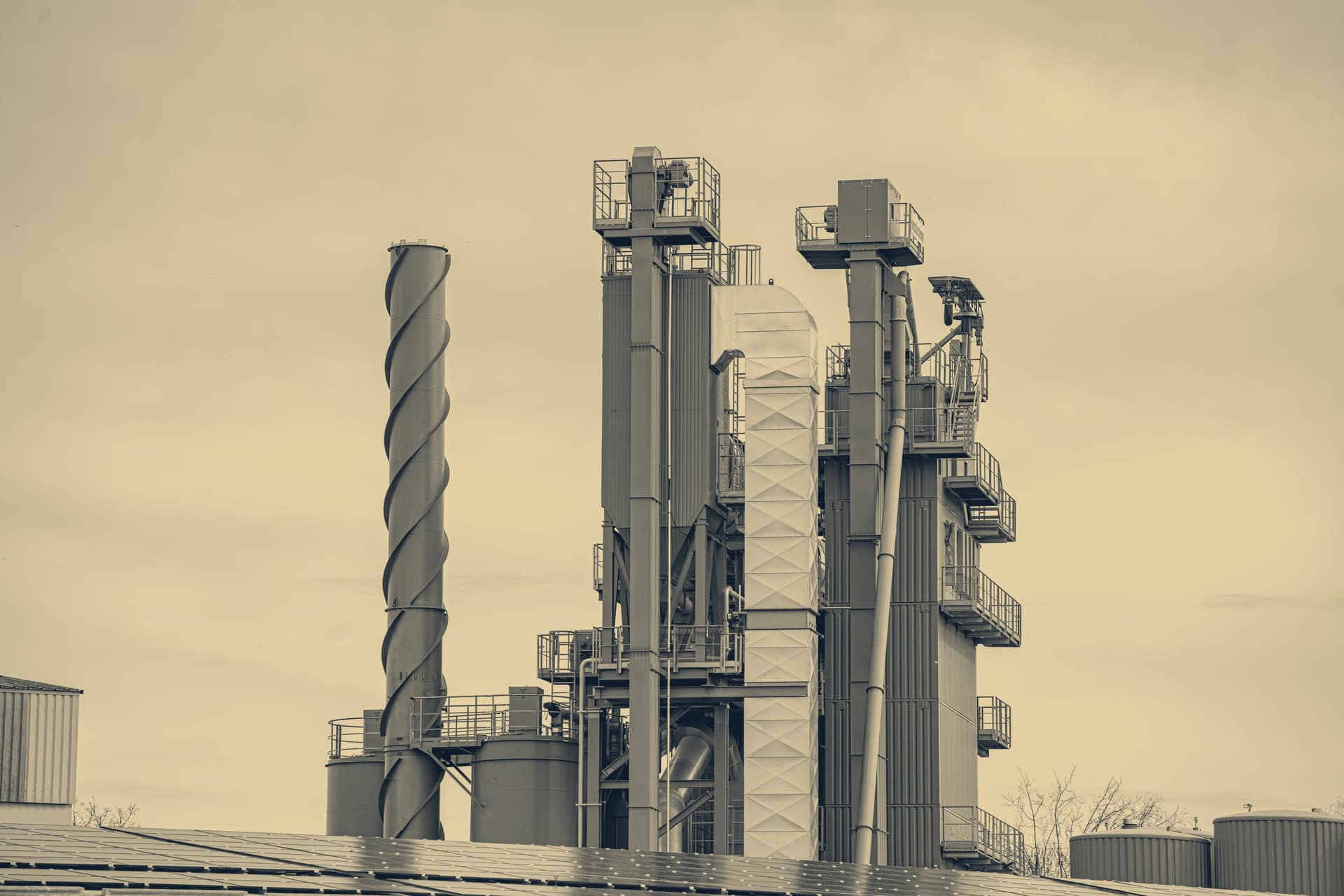 Tours et cheminées d'un site industriel sous un ciel clair.